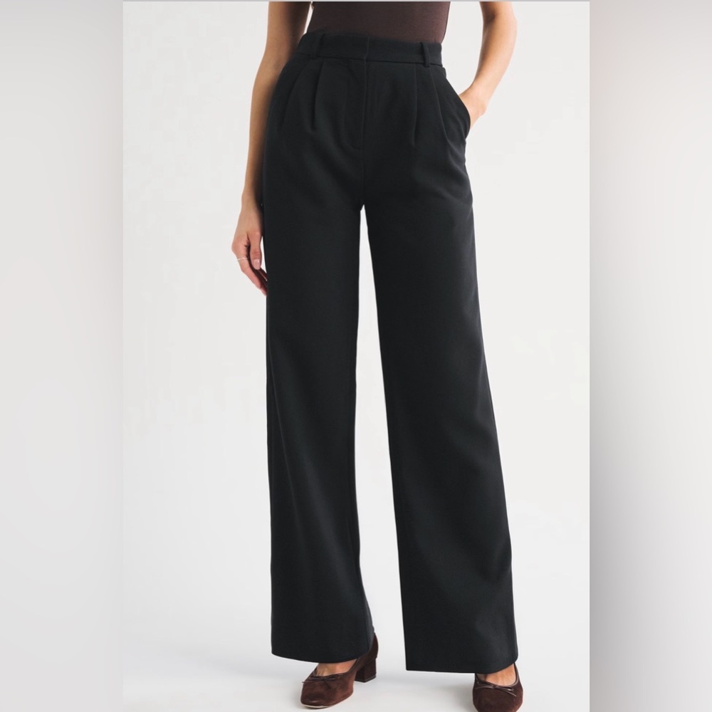 Abercrombie & Fitch Wide Leg High-Waist Pleated Pants. XS